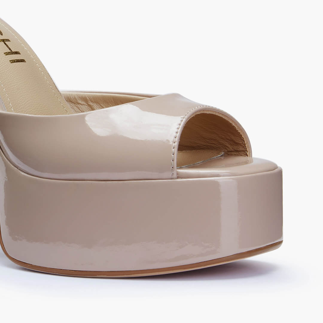 *LAURANCE - beige patent platform